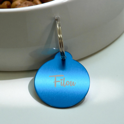 Médaille chien ronde personnalisée bleu clair