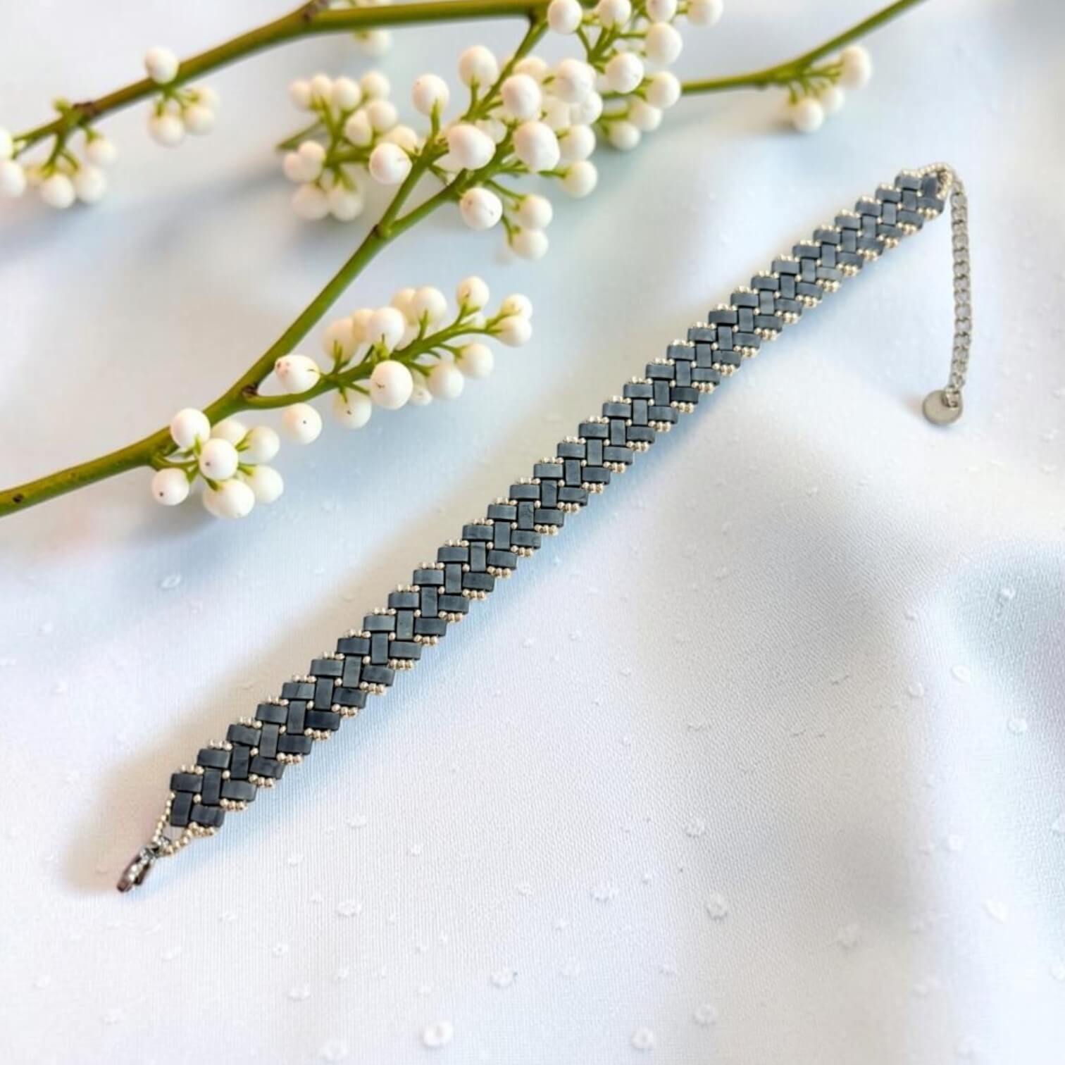 Bracelet tissé à la main – en perles Miyuki Tila bleu jean et argenté triple – Image 2