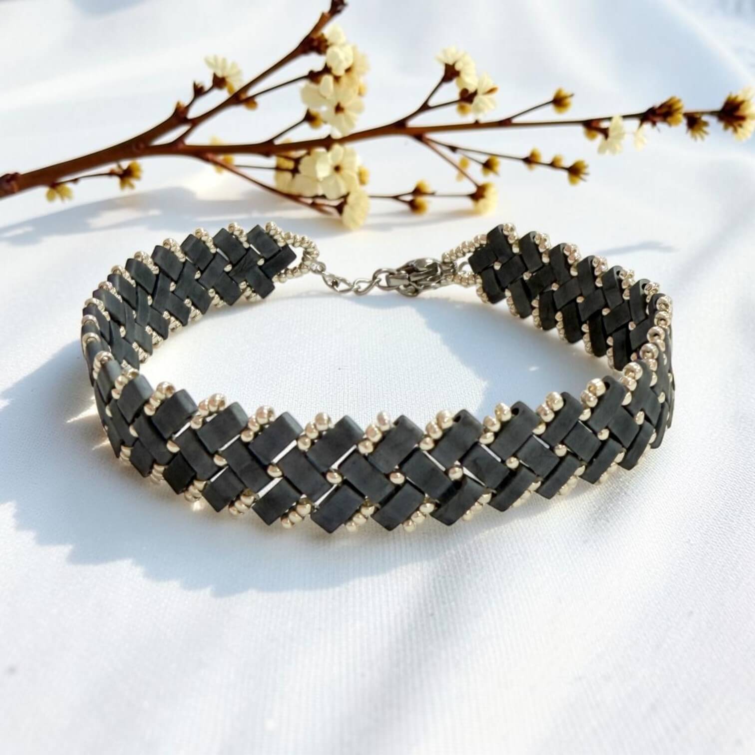 Bracelet tissé à la main – en perles Miyuki Tila bleu jean et argenté triple