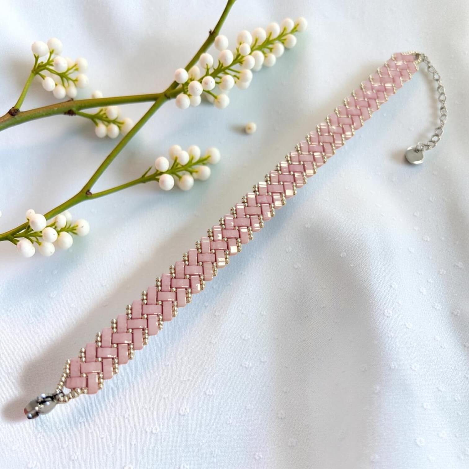 Bracelet tissé à la main – en perles Miyuki Tila rose et argenté triple – Image 2