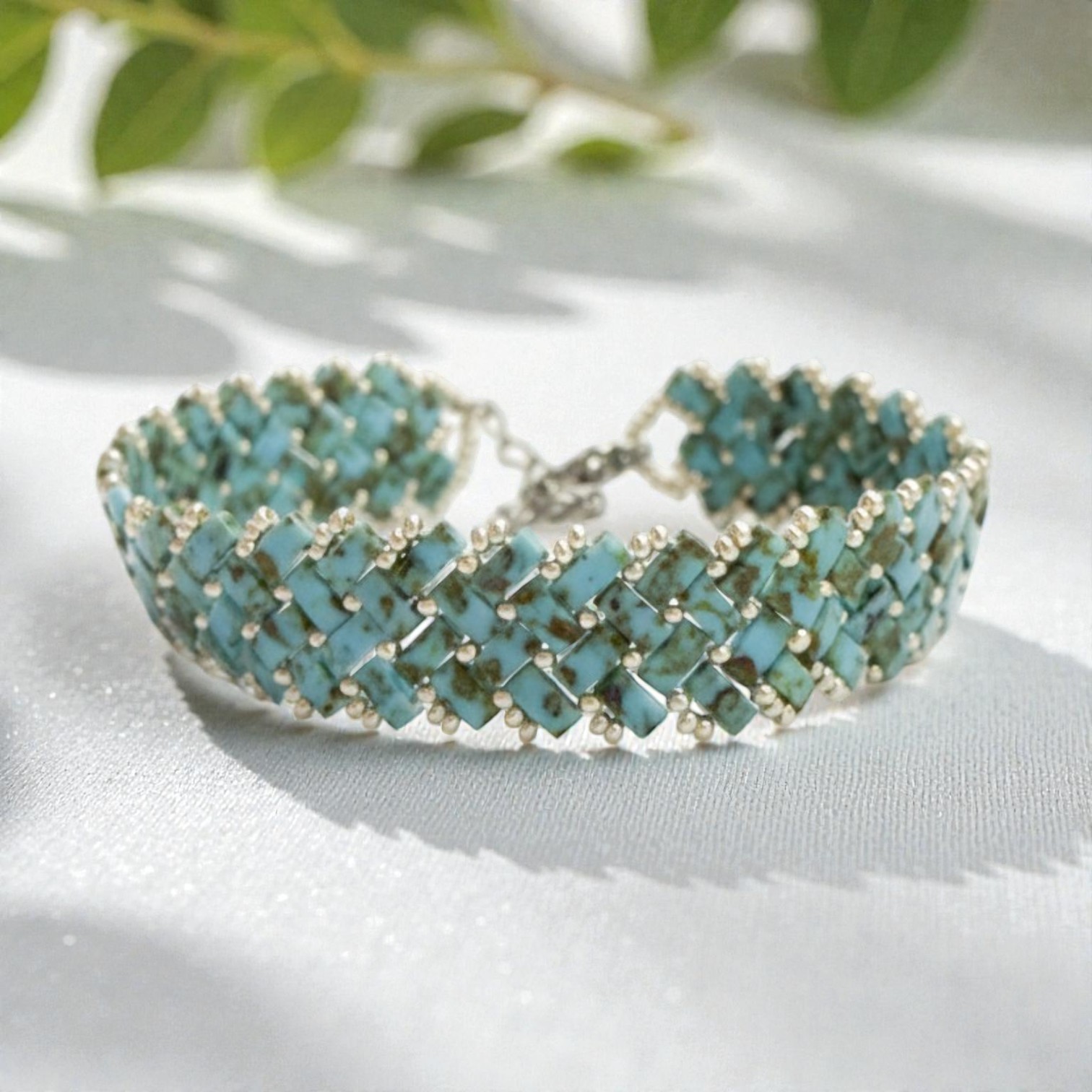 Bracelet tissé à la main – en perles Miyuki Tila turquoise et argenté double chevron