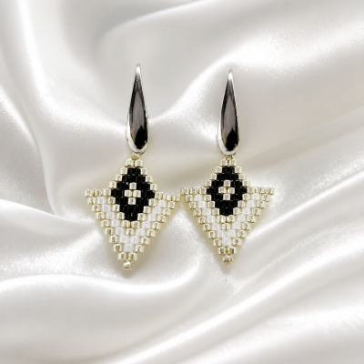 boucles-oreilles-cleo-miyuki-delica-losange-noir-blanc-dore-fait-main