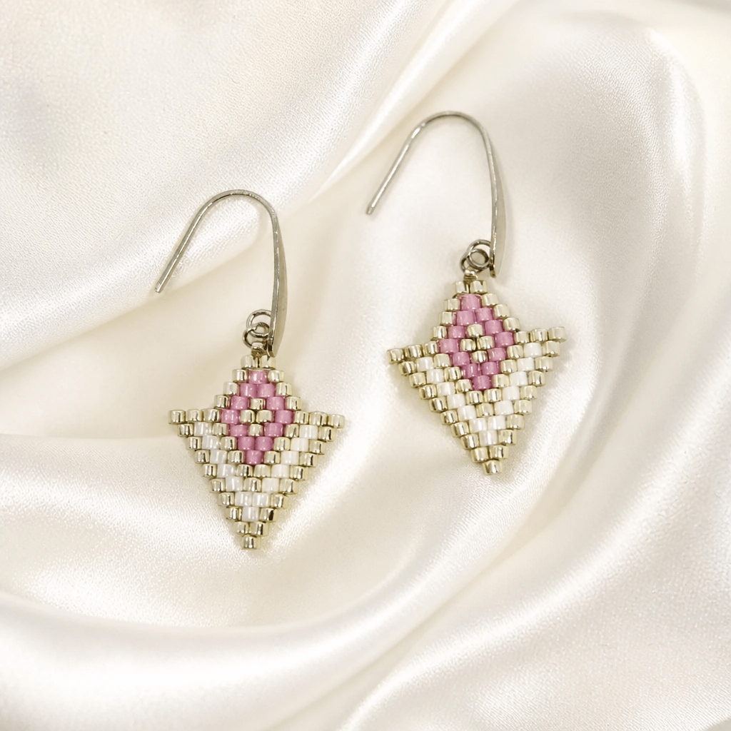 Boucles d'oreilles Cléo tissées à la main – Perles Miyuki Delica, motif losange chic rose, argent et blanc (Copie) – Image 2