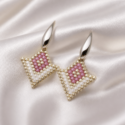 Boucles d'oreilles Cléo tissées à la main – Perles Miyuki Delica, motif losange chic rose, argent et blanc (Copie)