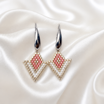 Boucles d'oreilles Cléo tissées à la main – Perles Miyuki Delica, motif losange chic saumon, argent et blanc (Copie)