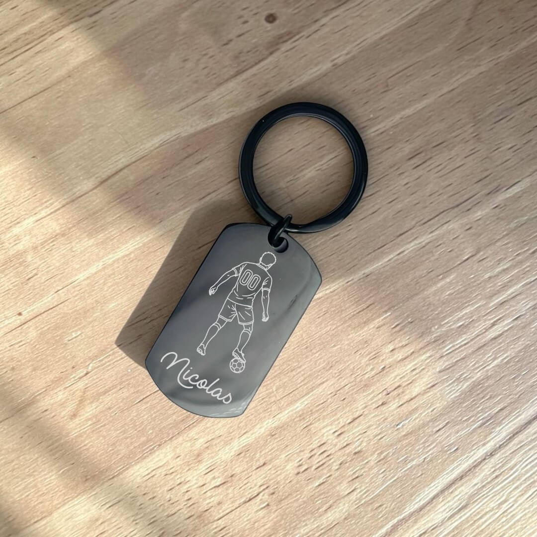 Porte-clé footballeur gravé personnalisé noir – Prénom et numéro de maillot au choix